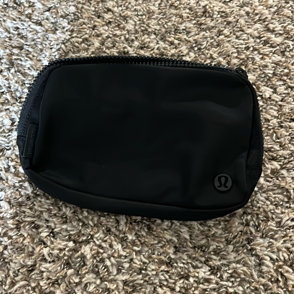 Lululemon everywhere belt bag. Black.